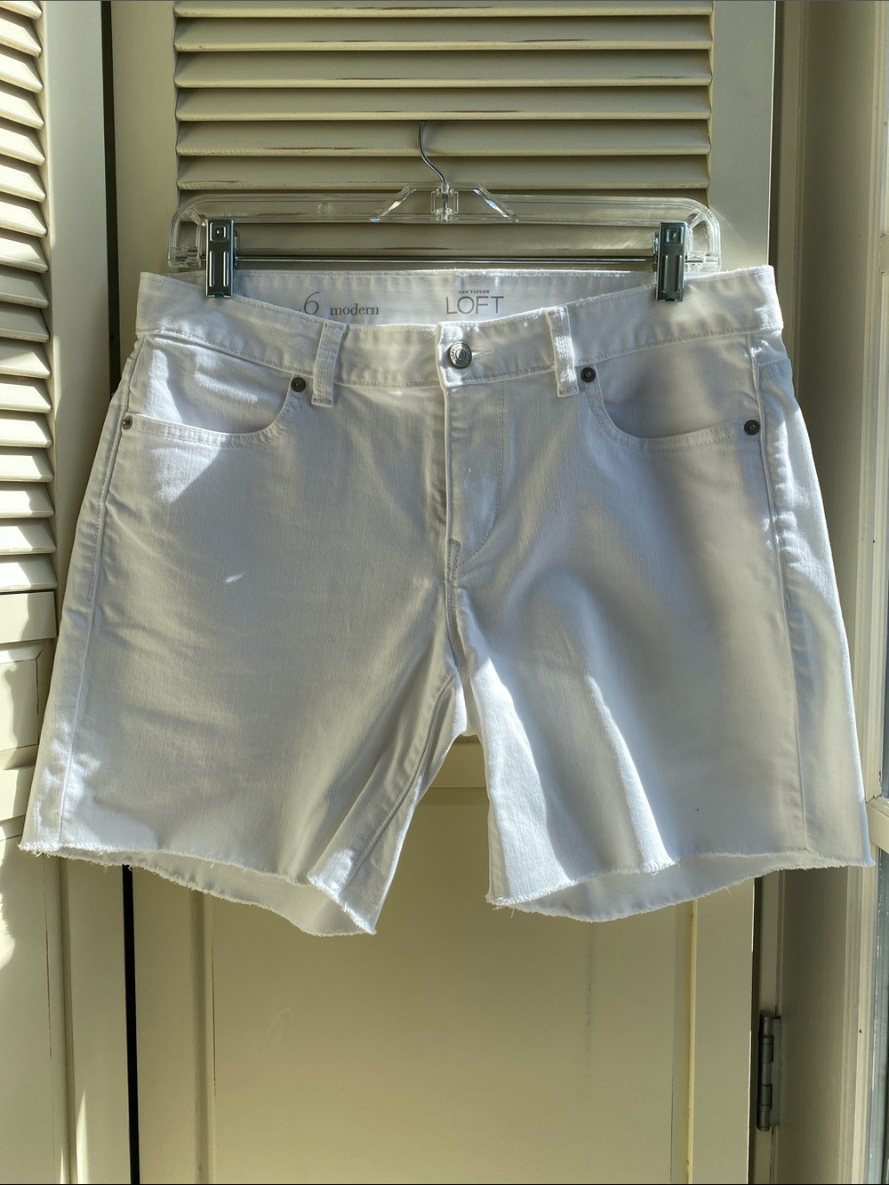 LOFT White Raw-Hem Denim Shorts size 6